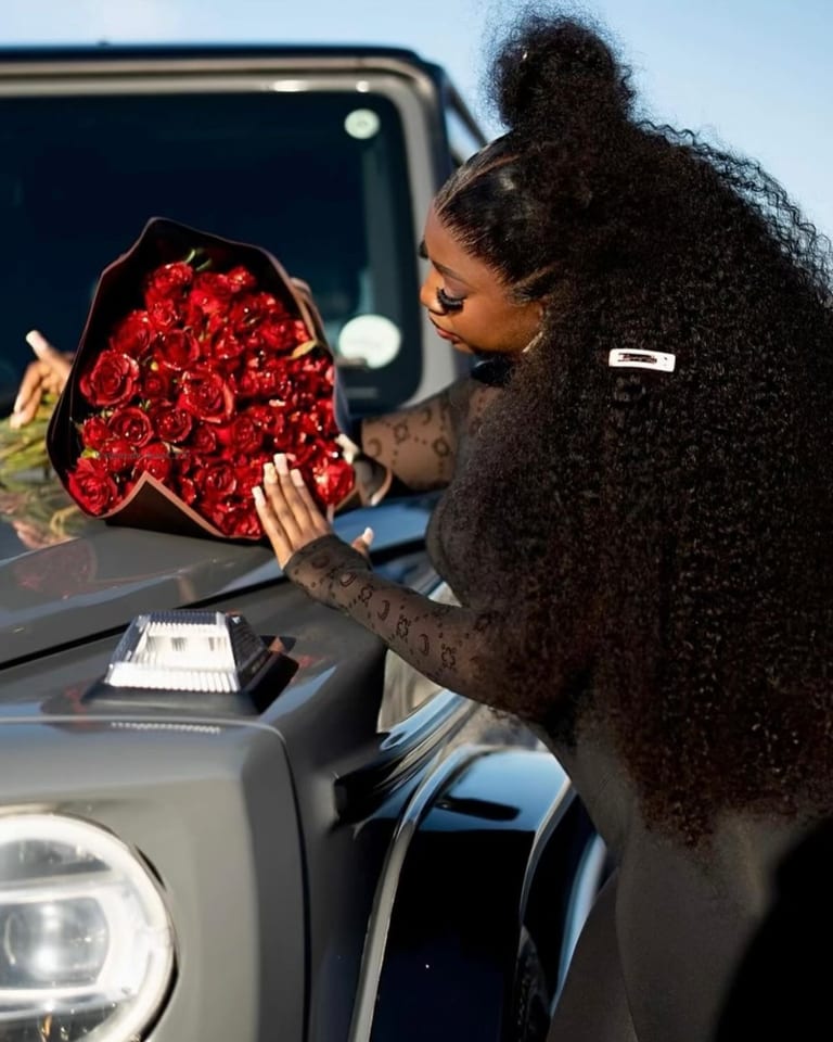 A red glitter rose bouquet at handover